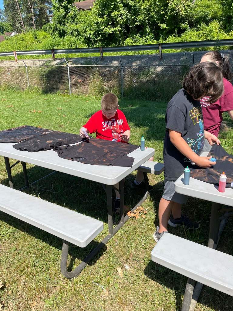 Children decorating t-shirts